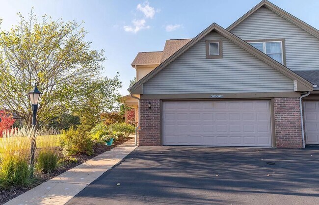 Building Photo - W170N5558 Ridgewood Dr