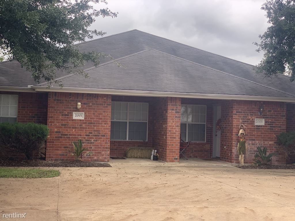 Primary Photo - 3 br, 2 bath Duplex - 2026 Legacy Ln
