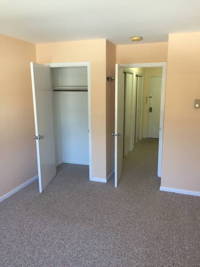 Building Photo - 44 Newark Pompton Tpke