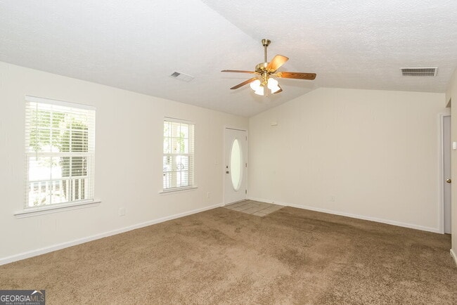 Building Photo - 43 Roxbury Ln
