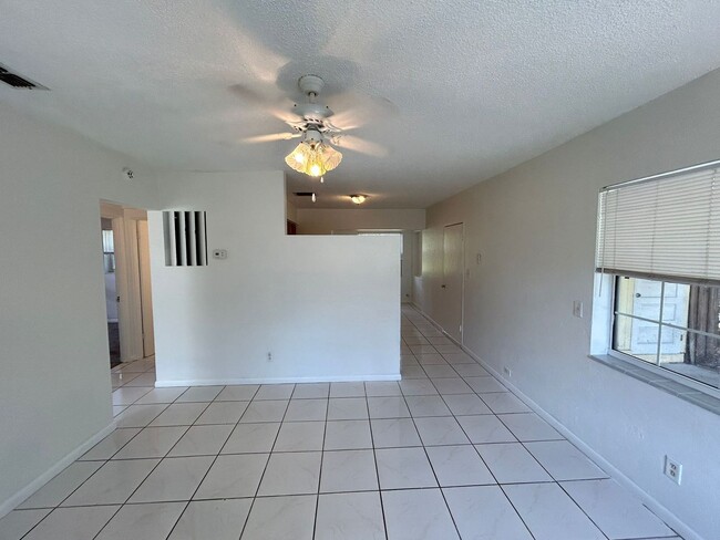 Building Photo - Cute Home in Saint Pete with a  Large Fenc...