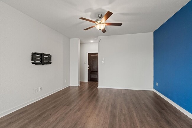Building Photo - Spacious 3 Bedroom Townhome in Gated Community