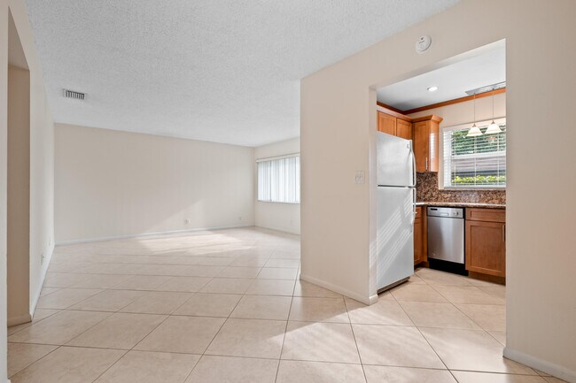 Foto del edificio - 1106 NE 16th Ct