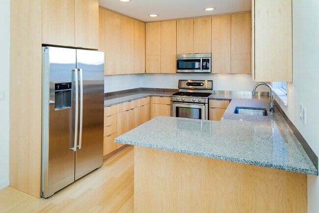 Building Photo - 16 Greenview Ave