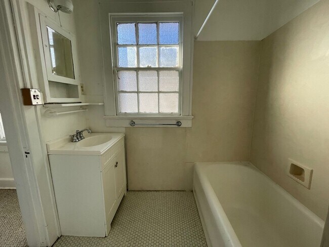 Foto del edificio - Live on Audubon Park! Top Floor Corner Unit!