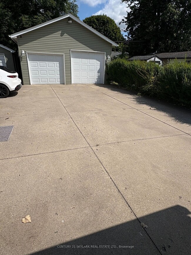 Building Photo - 122 Boullee St