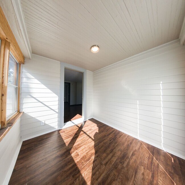 Building Photo - 2 Bedroom 1 Bath 1 Stall Garage For Rent