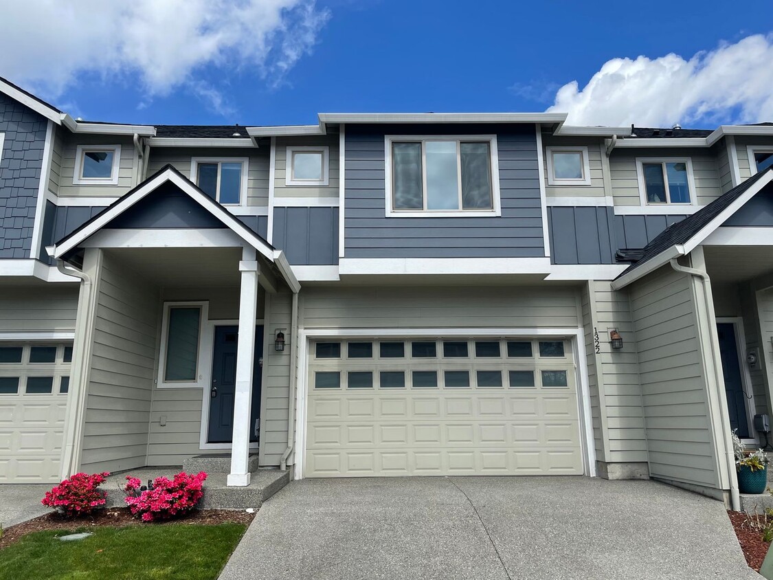 Primary Photo - Goregous 3 Bedroom Home Ready for Hot Summ...