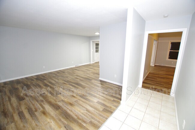 Building Photo - 3930 Belcroft Dr