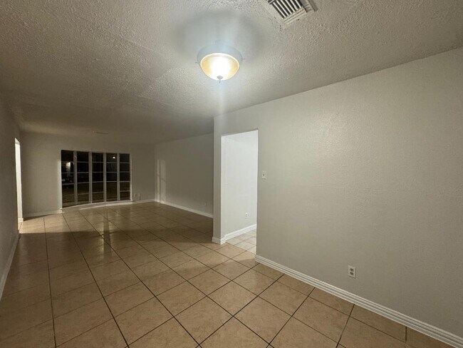 Foto del edificio - 12643 Chiswick Rd