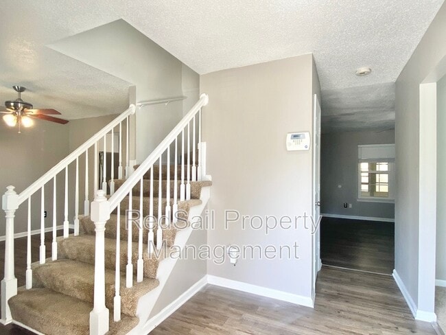 Building Photo - 600 Rountable Ct