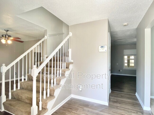 Foto del edificio - 600 Rountable Ct