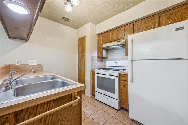 Foto del edificio - 702 Rollingway Dr