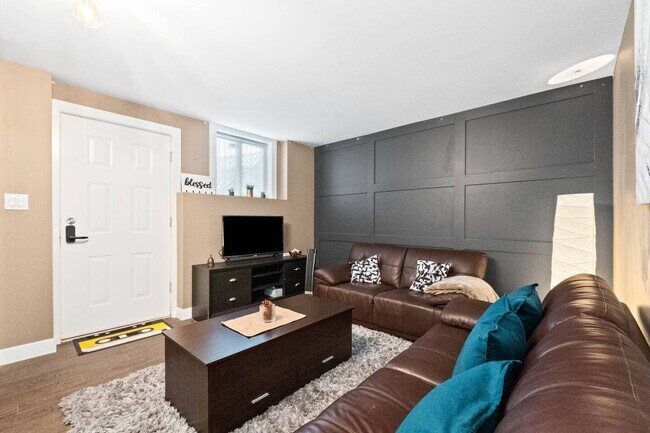 Building Photo - 1 Bed Basement Suite for Rent in Surrey – ...
