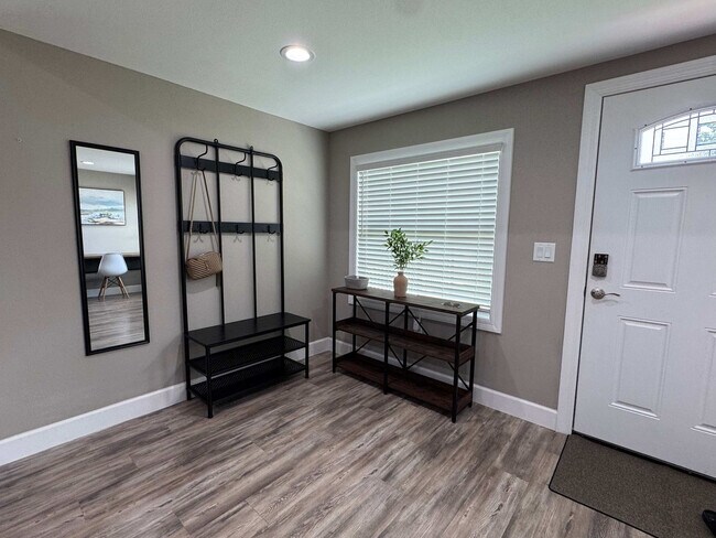 Foto del edificio - 420 E Cypress St