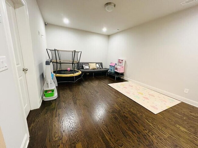 Foto del edificio - 2521 Skyland Drive 3 bedroom townhouse