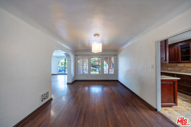 Foto del edificio - 8230 Blackburn Ave