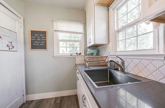 Foto del edificio - 915 E Ave E