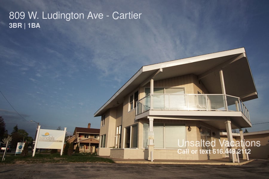 Primary Photo - 3 BR condo w/ Lake Michigan Views!