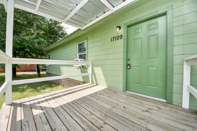 Foto del edificio - 17109 River Rd