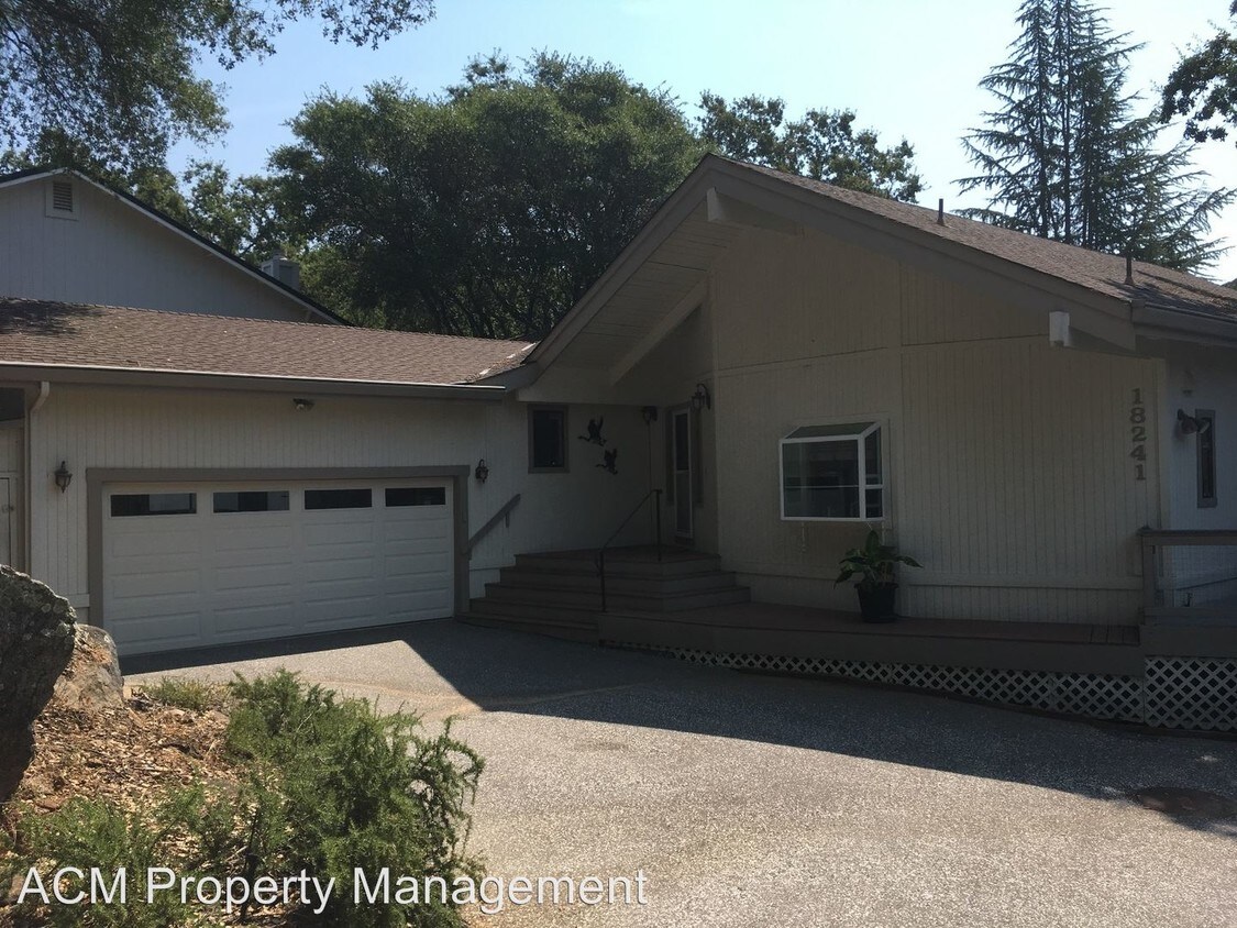 Foto principal - 18241 Jayhawk Dr