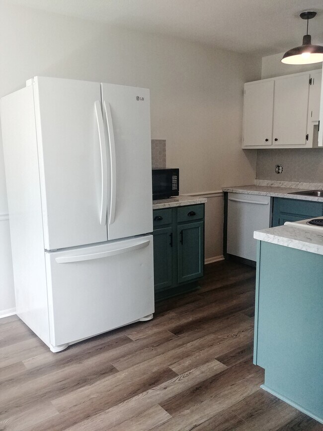 Moderna cocina con 36 IN LG puerta francesa refrigerador - 3826 Country Club Rd
