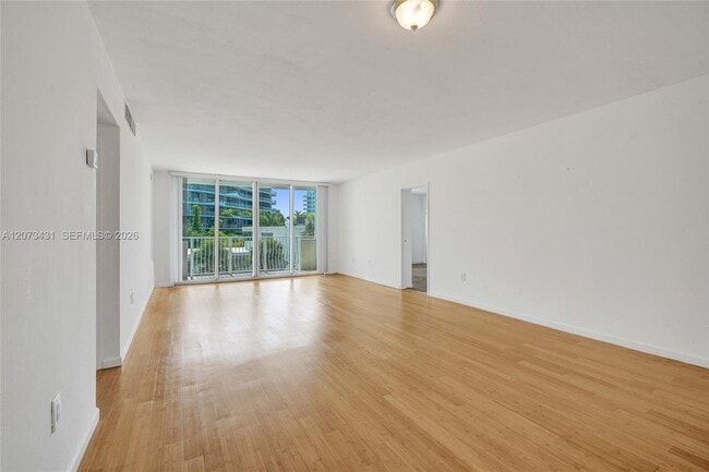 Building Photo - 10350 W Bay Harbor Dr