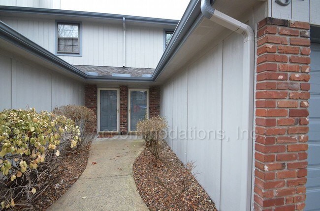 Building Photo - 313 NE Timbercreek Dr