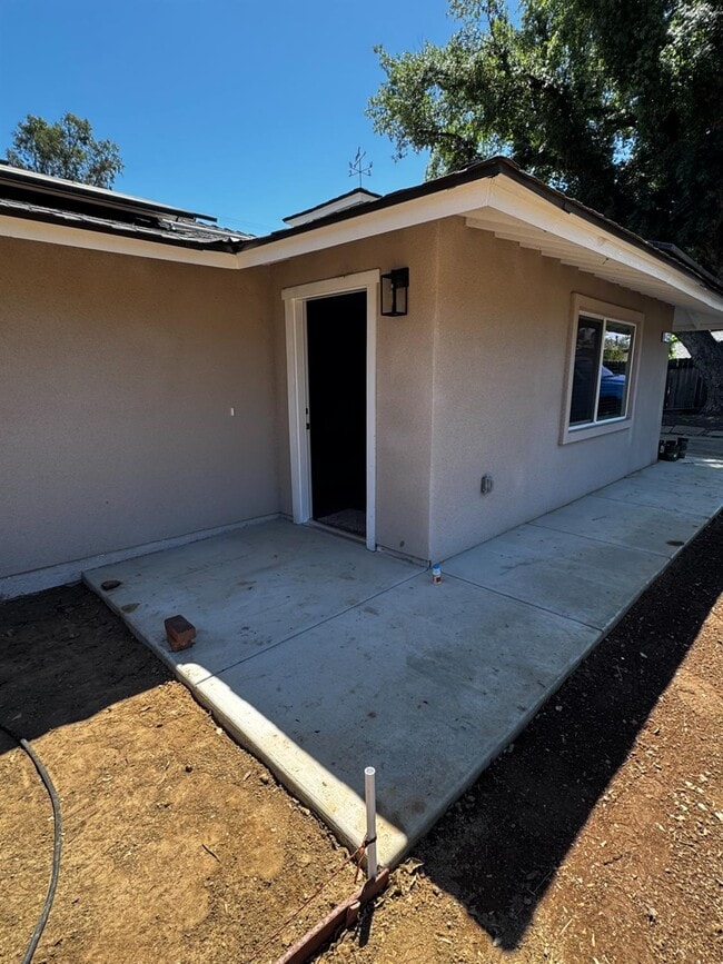 Building Photo - 4832 N Fruit Ave