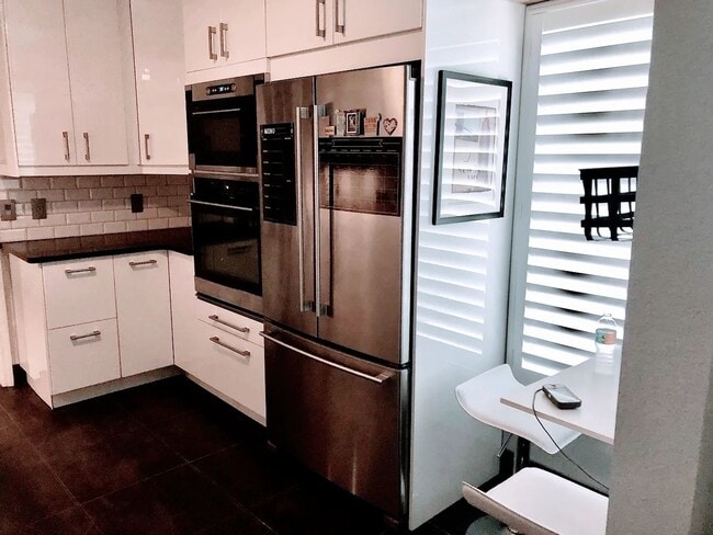 Building Photo - Designer-Remodeled Gem in Ashington Park |...