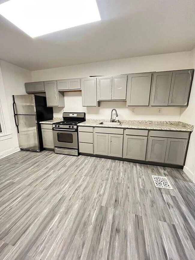 Building Photo - 639 N Kenwood Ave