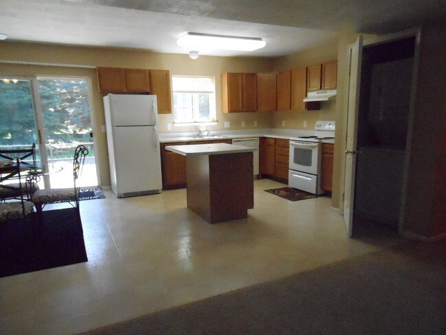 Interior Photo - 925 S Newcomb Ave.