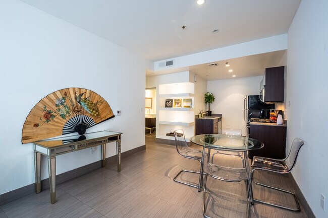 Foto del edificio - 329 S Clark Dr