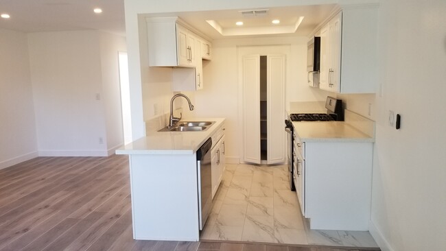 Kitchen, Pantry, Appliances, and LED lighting. - 14126 Tiara St