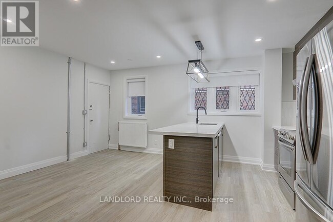 Building Photo - 2520 Bloor St W