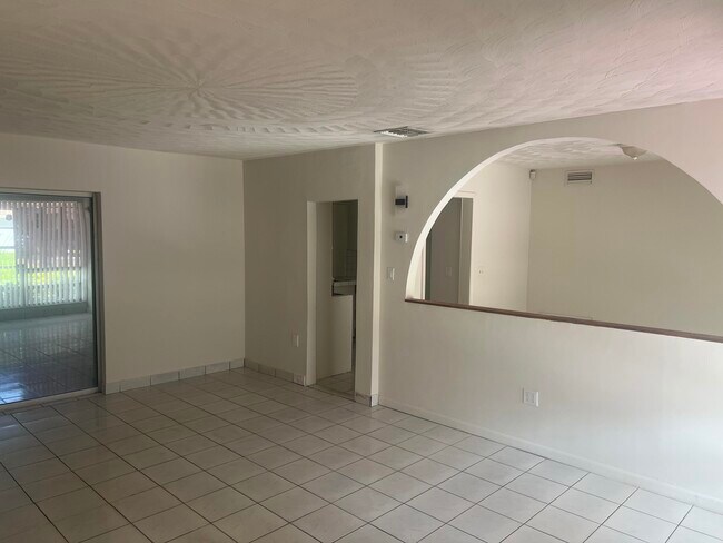 Foto del edificio - 4004 E Shore Rd