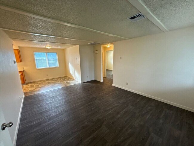 Foto del edificio - 411 E 3rd St