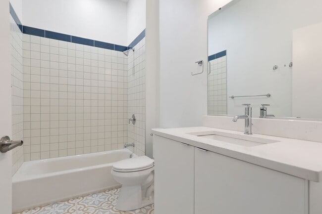 Interior Photo - Trinity St 906