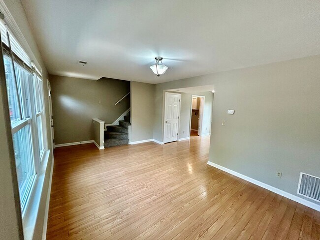 Building Photo - 2 Bed 1.5 Bath in Lexington!