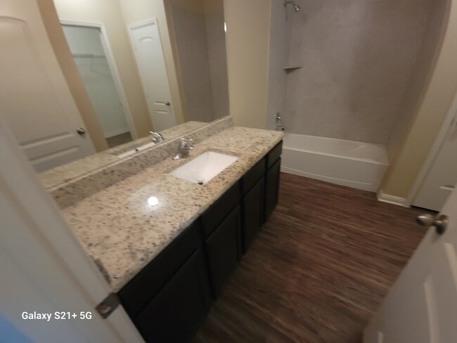 Baño principal - 1514 Hill Top Ct.