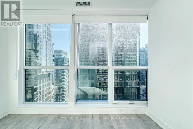 Building Photo - 327 King St W