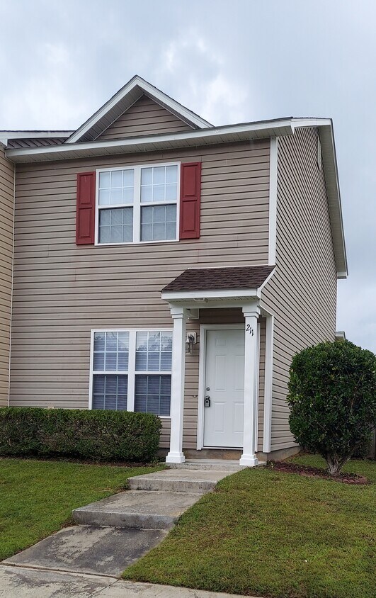 Foto principal - 211 Pinegrove Ct