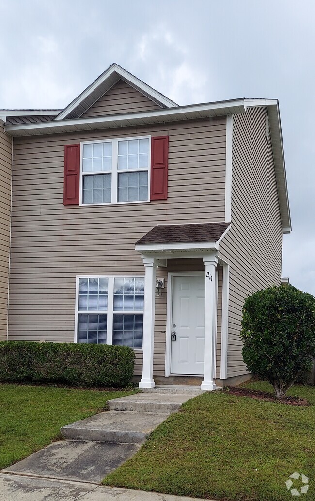 Building Photo - 211 Pinegrove Ct