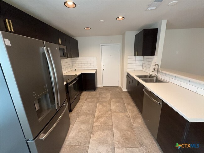Building Photo - 2808 Cactus Dr