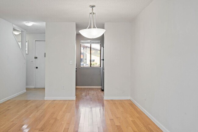 Foto del edificio - Well-maintained 2-bdrm/1-bath unit in tri-plex—On-site laundry, off-street parking, storage