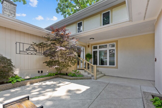 Building Photo - 1533 Hawthorne Pl