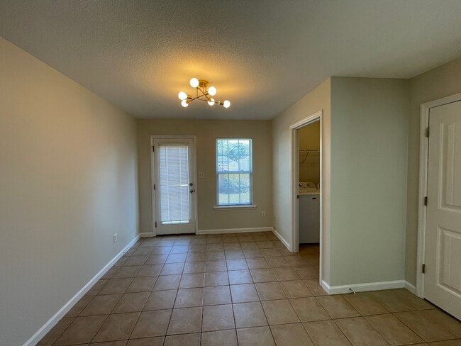 Building Photo - 1808 Chestnut Dr