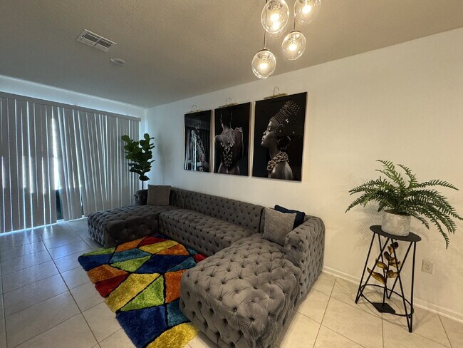 Foto del edificio - Deer Run Modern Townhome Near Downtown & B...