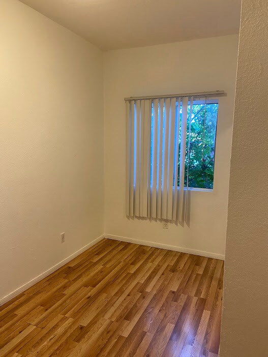 Foto del edificio - 1492 W 27th St