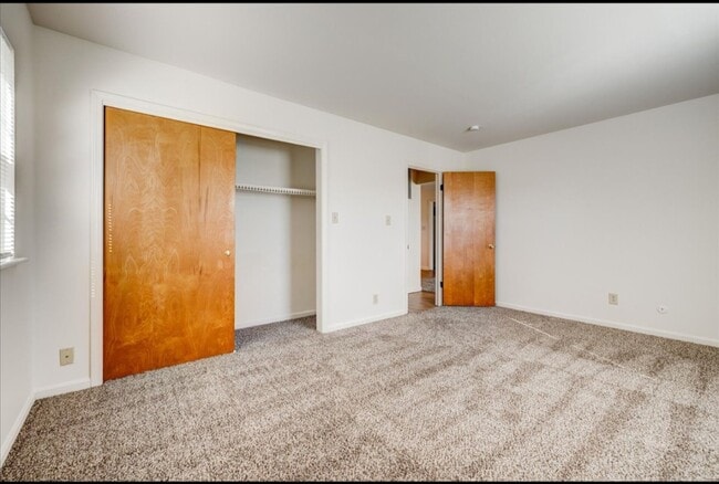 Building Photo - Ross Center Village